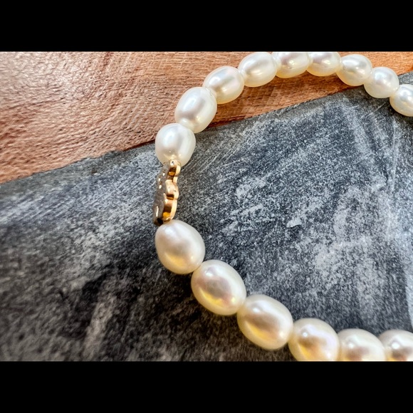 Beautiful Genuine White Pearl Stretch Bracelet 14K With Bear Motif - Picture 6 of 11